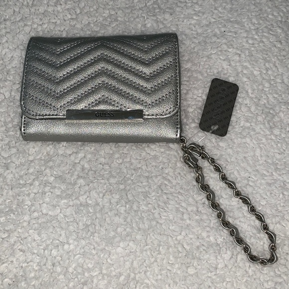 Guess Silver / Grey Leather Chevron Wristlet - Picture 5 of 17